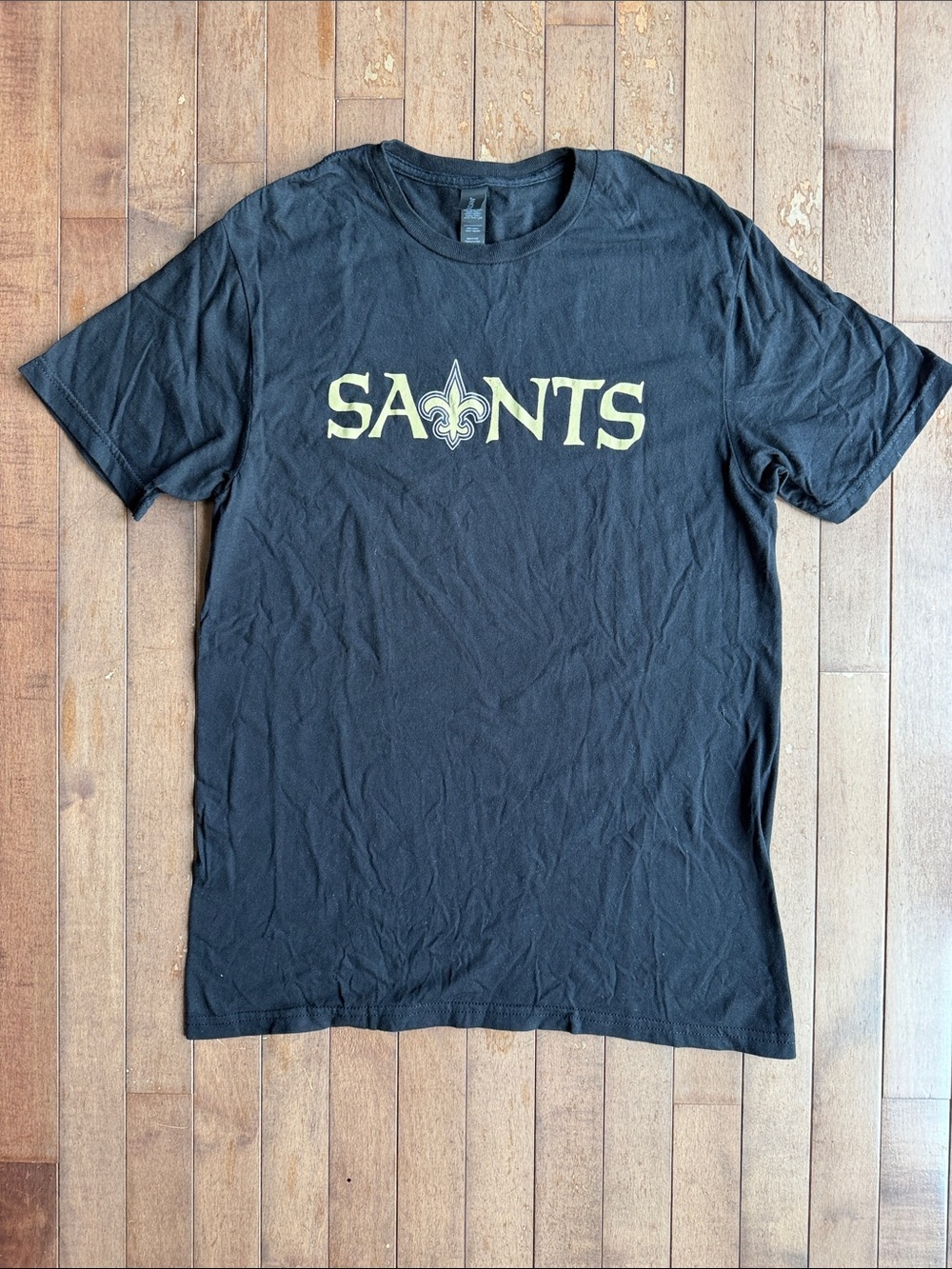 Saints Black Graphic Gildan Tee with Gold Logo Size Medium